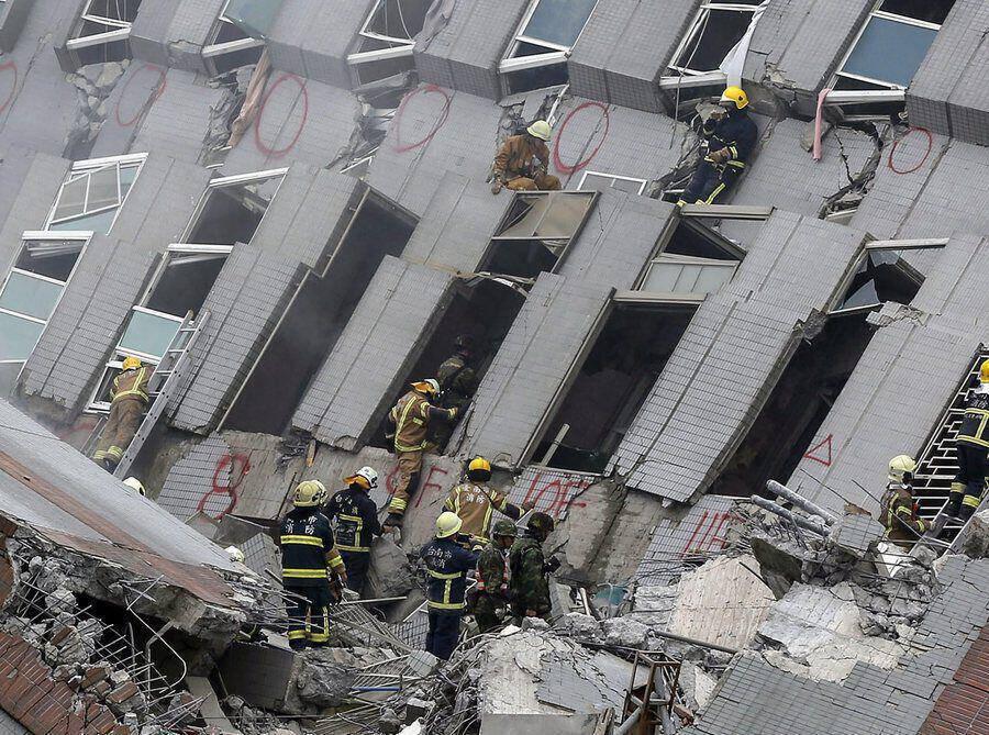 epaselect epa05145452 Rescuers search for survivors from a collapsed building following a 6.4 magnitude earthquake that struck the area in Tainan City, Taiwan, 06 February 2016. At least three people, including an infant, were killed and dozens injured when a high-rise building collapsed after a 6.4-magnitude earthquake struck southern Taiwan early 06 February, authorities said. The 17-storey building in Tainan city was said to be home to about 200 people in 60 households, state-run media reported. Several other buildings in Tainan collapsed or were damaged by the quake that struck at 03:57 am local time (19:57 GMT Friday).  EPA/RITCHIE B. TONGO ALTERNATIVE CROP