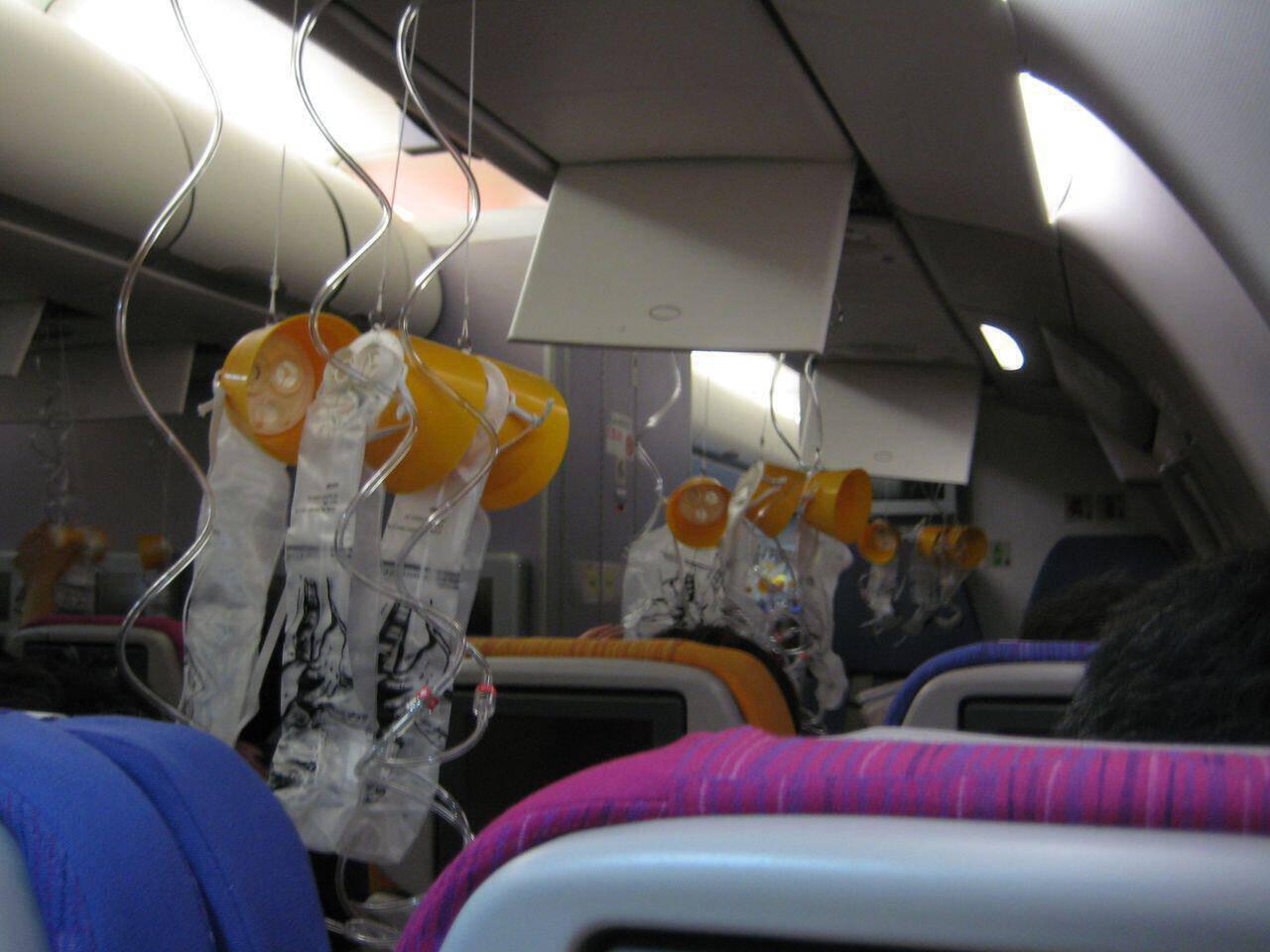 Зачем кислородные маски. Кислородная маска ssj100. Кислородные маски пассажиров на а330. Кислоролнп Ямаска в самолете. Кислородная маска в самолете для пассажиров.