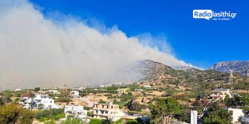 Σε πλήρη εξέλιξη η πυρκαγιά με κατεύθυνση το δασάκι του Κουτσουρά – Ζημιές σε σπίτια, ένας τραυματίας