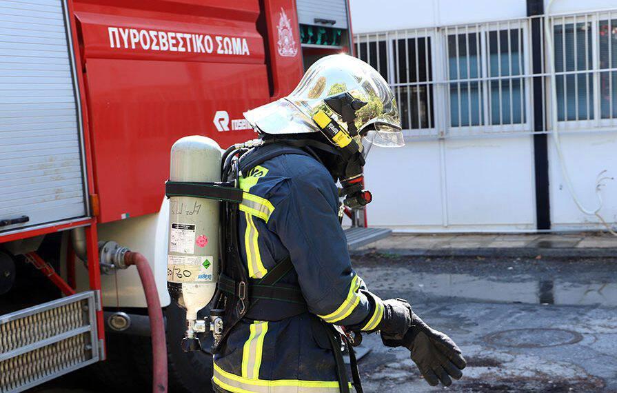Πυροσβέστες με οχηματα προσπαθούν για την κατάσβεση της πυρκαγιάς που κατακαίει αυτή την ώρα κτήριο του Πανεπιστημίου στο Ηράκλειο Κρήτης η οποία εκδηλώθηκε στις 8:50Μ, την Κυριακή 23 Σεοπτεμβρίου 2018. Υπήρξε άμεση κινητοποίηση ισχυρών δυνάμεων της Πυροσβεστικής ενώ οι πυκνοί καπνοί έχουν κάνει αποπνικτική την ατμόσφαιρα στη γύρω περιοχή που είναι κατοικημένη. Το κτήριο, στο οποίο έχει εκδηλωθεί η φωτιά, βρίσκεται στη λεωφόρο Κνωσού κοντά στο Βενιζέλειο νοσοκομείο. ΑΠΕ-ΜΠΕ/ΑΠΕ-ΜΠΕ/Νίκος Χαλκιαδάκης